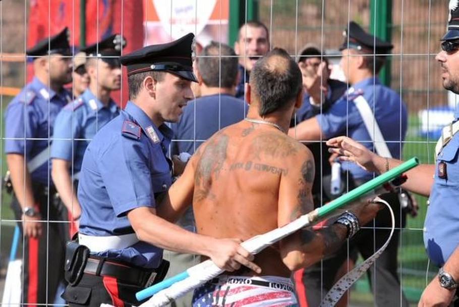 Un carabiniere cerca di allontanare un tifoso dalla zona pi calda degli scontri